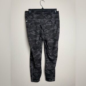 Fabletics Women Size Large Black‎ Camo Capri Athletic Leggings